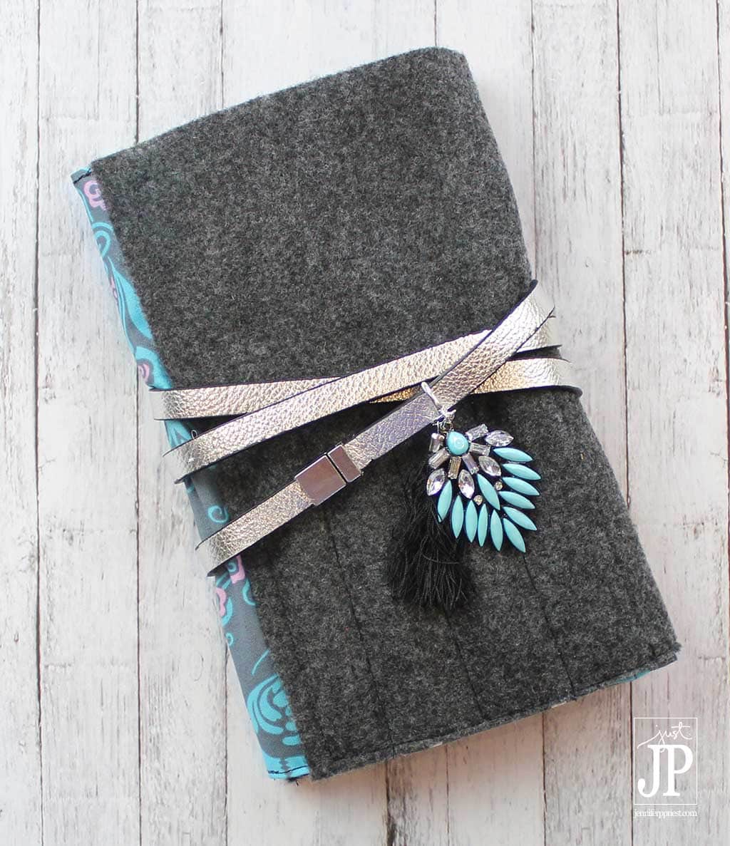 MAKE THIS - DIY Notebook Cover with secret pocket for pads! Perfect for teens and college girls when they have period and for every day. VIDEO TUTORIAL!