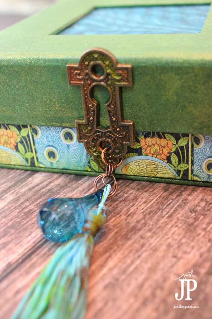 Graphic45---Clearsnap-Peacock-Mens-Trinket-Box-Tassel-and-Lock-Detail-JPriest