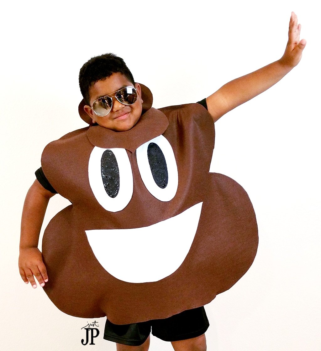 FAST and EASY DIY emjoi costumes!! AWESOME video tutorials for TWO emoji costumes. Get the supplies for under  if not UNDER !!! NO sewing required - so easy to make as a last minute costume idea. This blog has the BEST DIY Halloween costume tutorials!