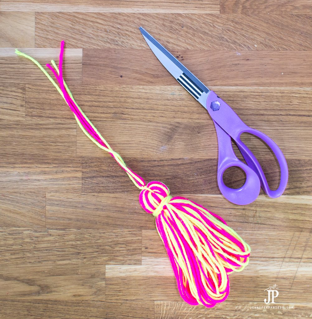 11---How-to-make-a-Yarn-Tassel-jenniferppriest
