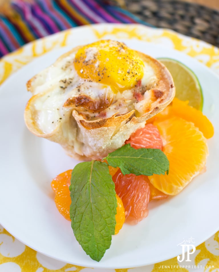 Make these yummy BAKED huevos rancheros cups for a twist on Mexican brunch. Recipe at jenniferppriest.com by Xaver Priest