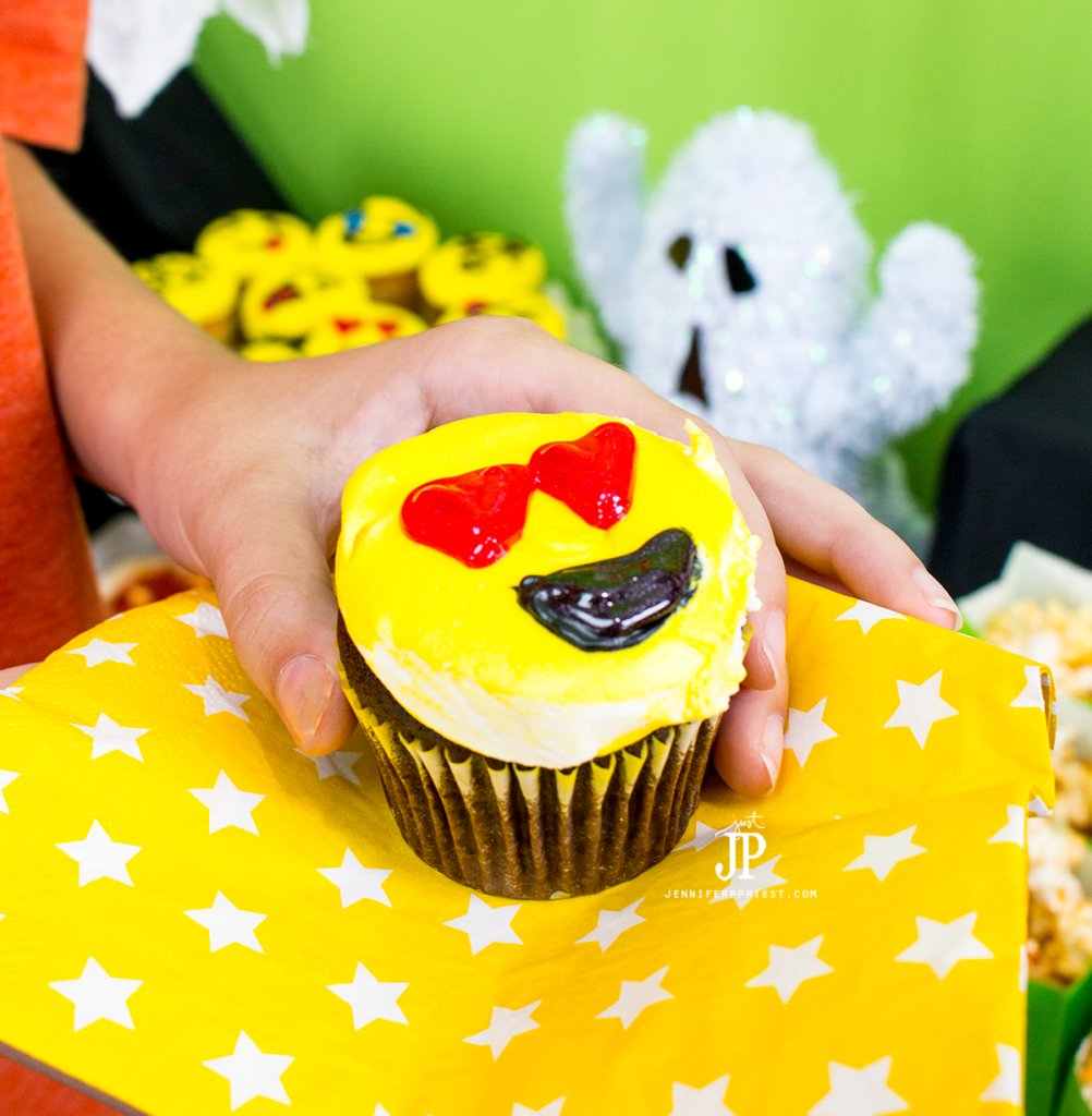 snapchat-emoji-cupcake-snapchat-halloween-party-jenniferppriest