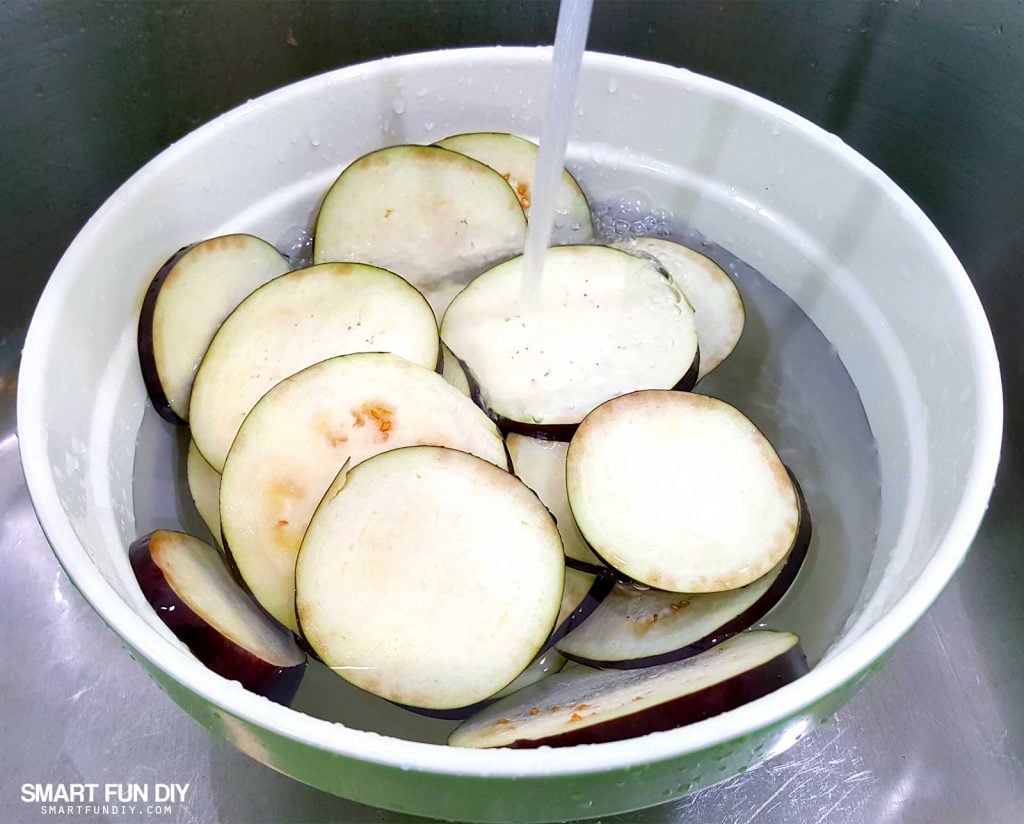 Soak eggplant in water to remove the bitterness. Grilled eggplant and heirloom tomato salad recipe https://www.smartfundiy.com/mothers-day-lunch-grilled-eggplant/ #SoWorthIt