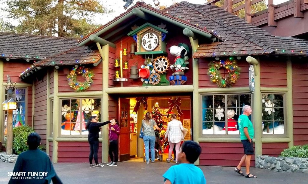 A Grandparents' Guide to Knott's Merry Farm - Smart Fun DIY. Every year around Thanksgiving the conversation comes up about what we should do for Christmas. #knott'smerryfarm #themepark #christmas