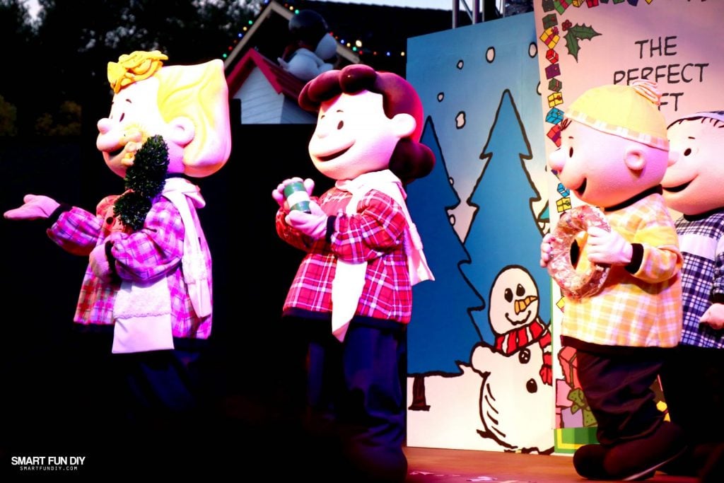 A Grandparents' Guide to Knott's Merry Farm - Smart Fun DIY. Every year around Thanksgiving the conversation comes up about what we should do for Christmas. #knott'smerryfarm #themepark #christmas
