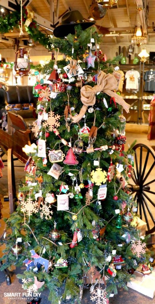 A Grandparents' Guide to Knott's Merry Farm - Smart Fun DIY. Every year around Thanksgiving the conversation comes up about what we should do for Christmas. #knott'smerryfarm #themepark #christmas
