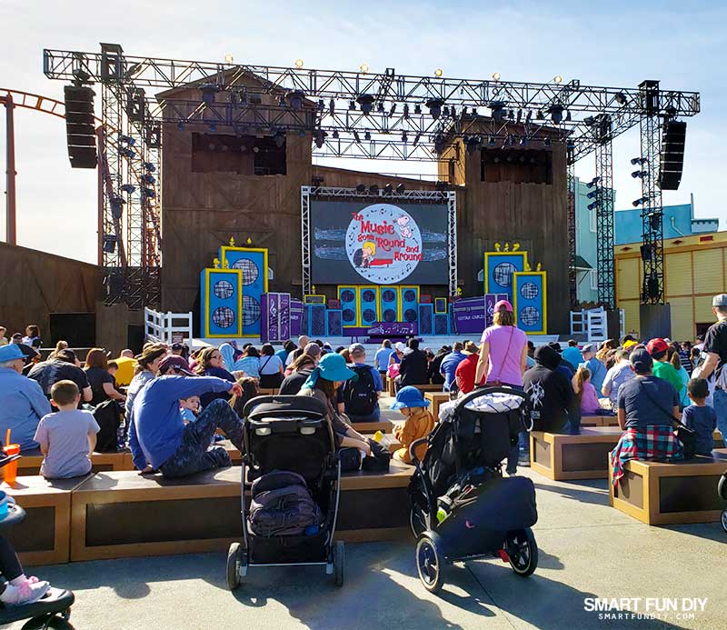 The Music Goes Round and Around stage show at Knott's PEANUTS Celebration